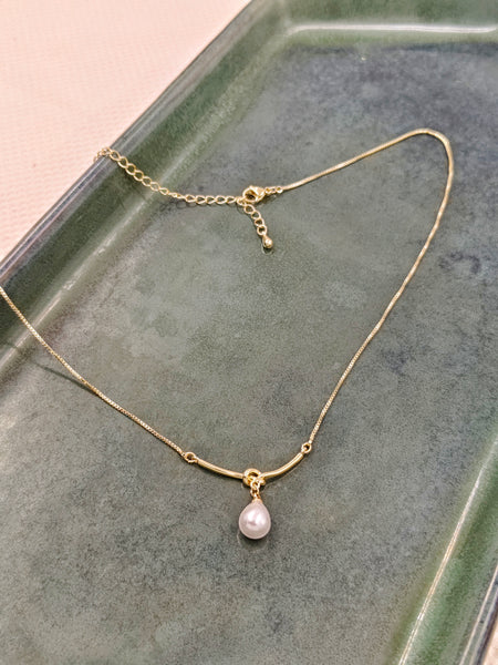 women dainty necklace